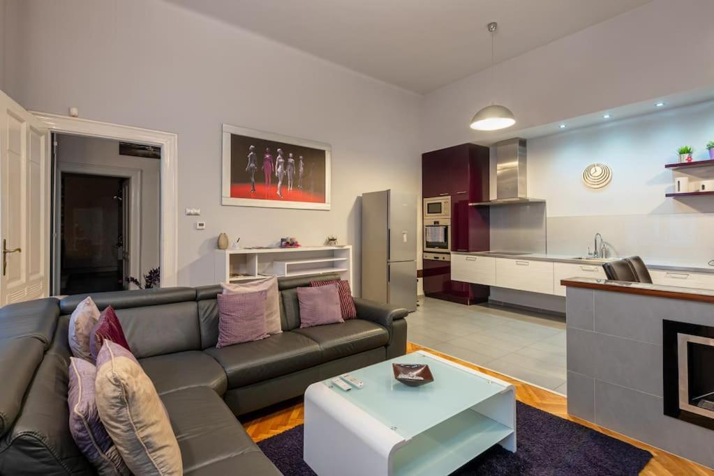 Lovely Purplish Apartment Heart Of The City Βουδαπέστη Εξωτερικό φωτογραφία